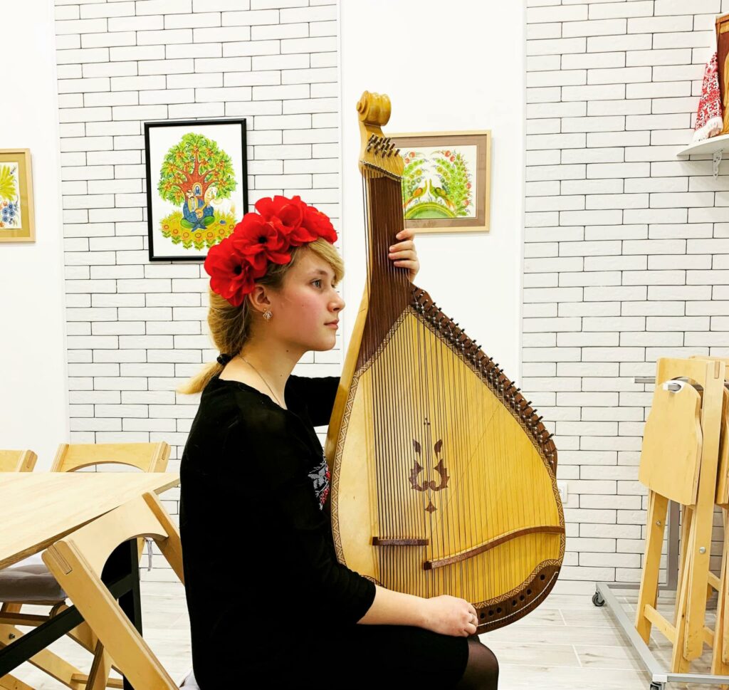 бандура дівчина Маріуполь1