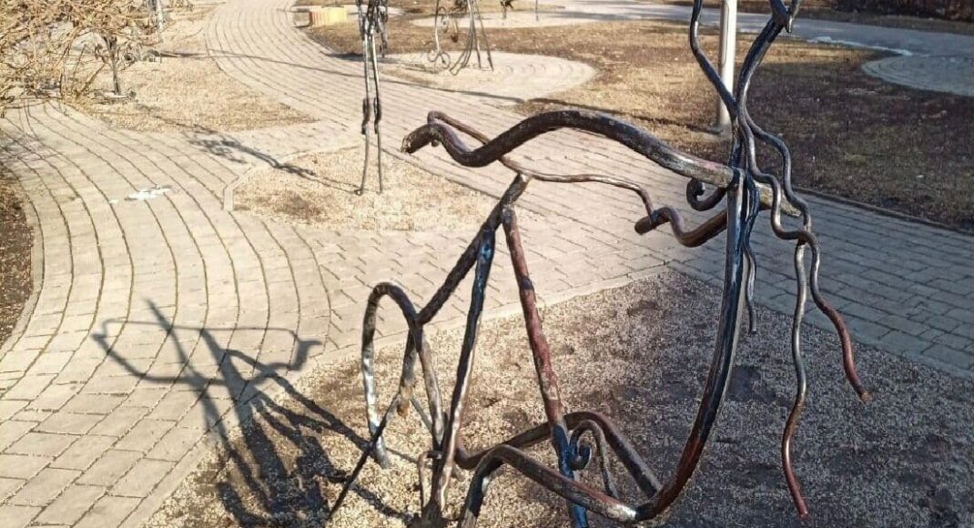 Фотофакт: в Донецке сломали скульптуру велосипедиста в парке кованых фигур