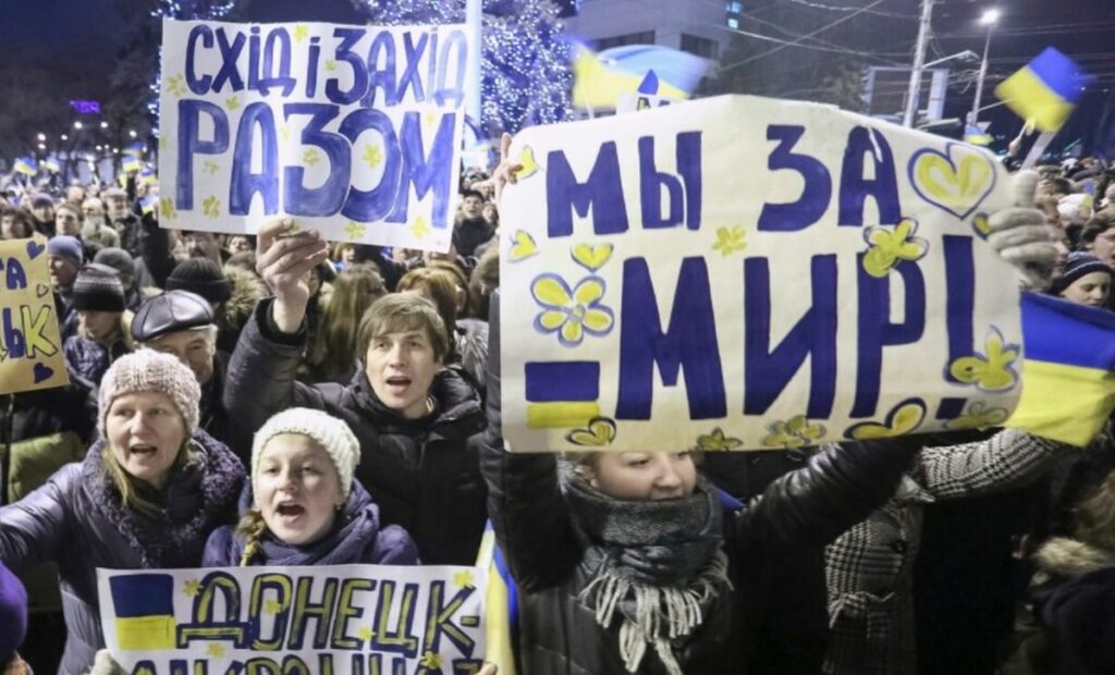 “Для нас война началась уже тогда”: 7 лет назад Донецк объединился против “русского мира”
