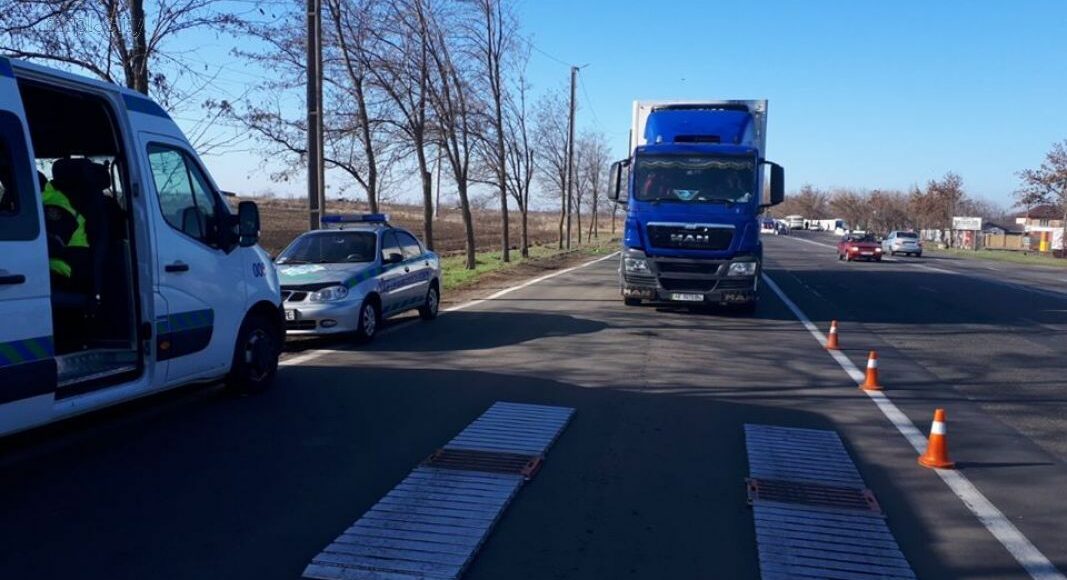 На Донетчине службы взвешивают автомобили на дорогах