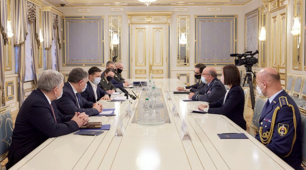 Президент зустрівся з главою Військового комітету НАТО: підняли питання дезінформації