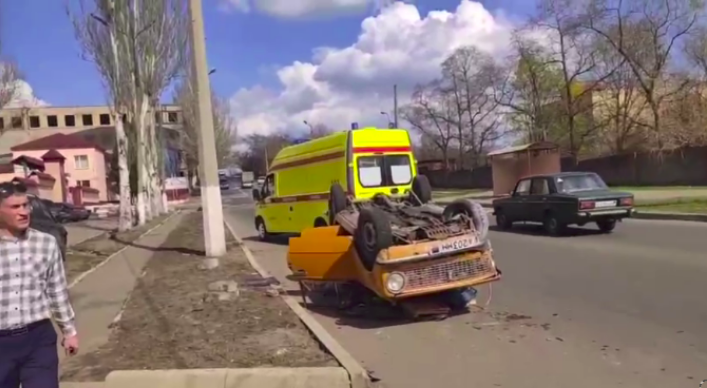В окупованому Донецьку "Жигулі" впали на дах
