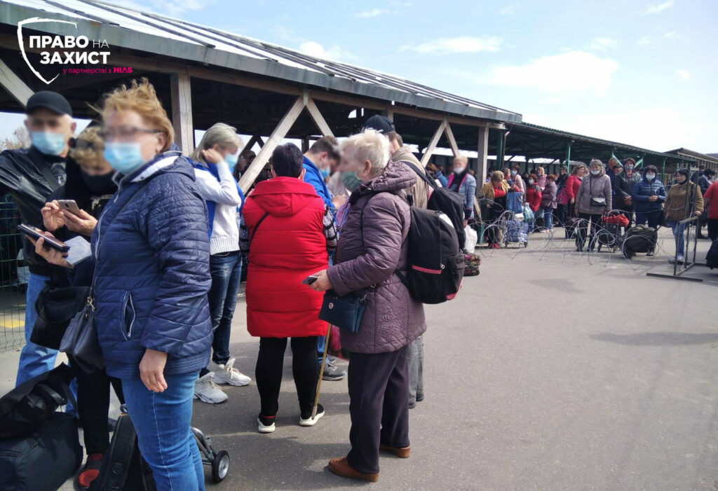 На КПВВ "Станица Луганская" и "Новотроицкое" приостановили пропуск людей из-за сбоев приложения "Дома"