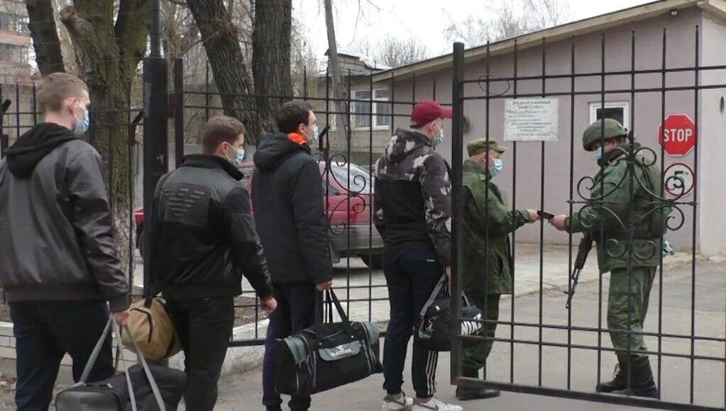 Окупанти втягують молодь ОРДО в війну: "призовники" прибули в "навчальний центр"