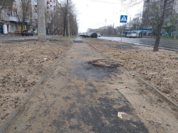"Як можна пройти з коляскою, про інклюзію мовчу": на новому тротуарі в Сєвєродонецьку з'явилися ями (фото)