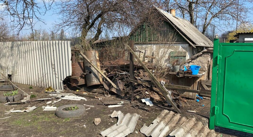 Фотофакт: на околиці Торецька бойовики обстріляли житловий будинок з протитанкового комплексу