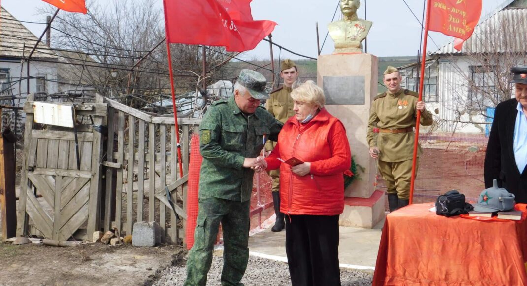 В оккупированной "ДНР" Амвросиевке установили бюст Сталину