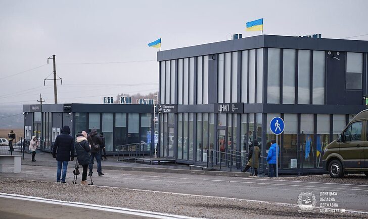 Журналіст з Австрії показав, що відбувається на КПВВ "Новотроїцьке" (відео)