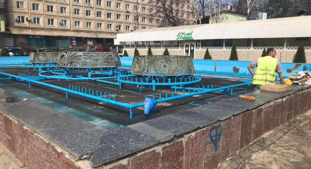 Фотофакт. В Славянске коммунальщики готовят к запуску городской фонтан