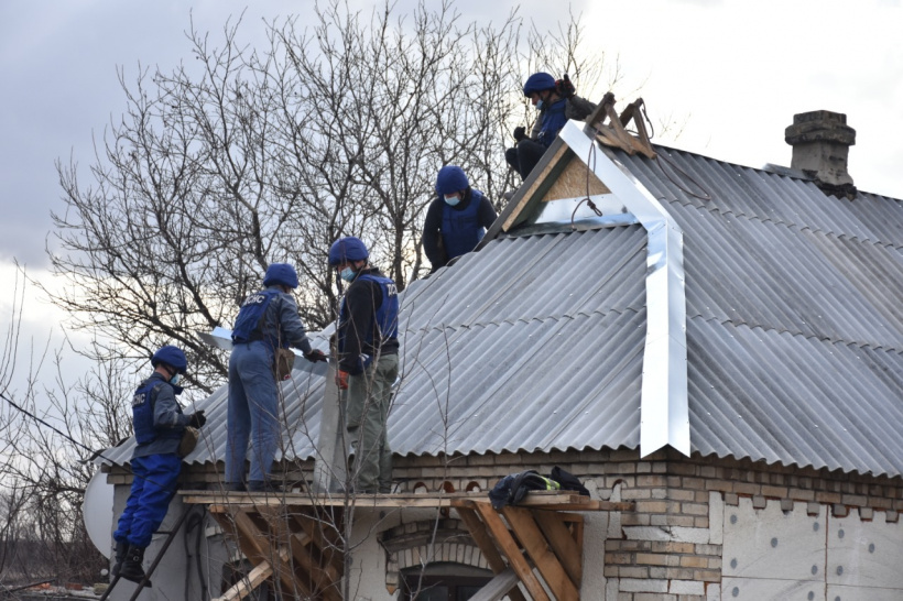 В прифронтовых населенных пунктах на Донетчине ведется восстановление разрушенного жилья