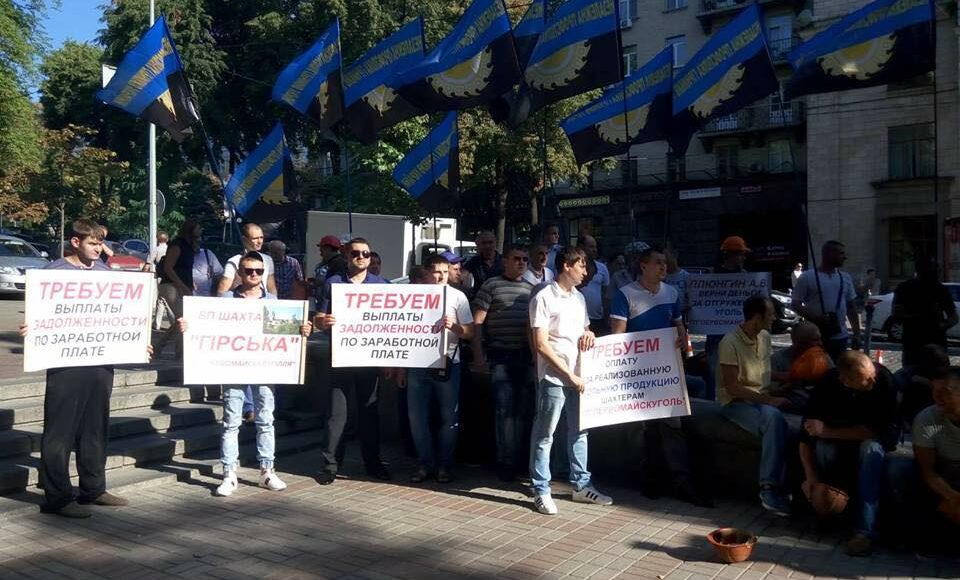 На Луганщине вторые сутки бастуют горняки: в шахте остаются 14 человек