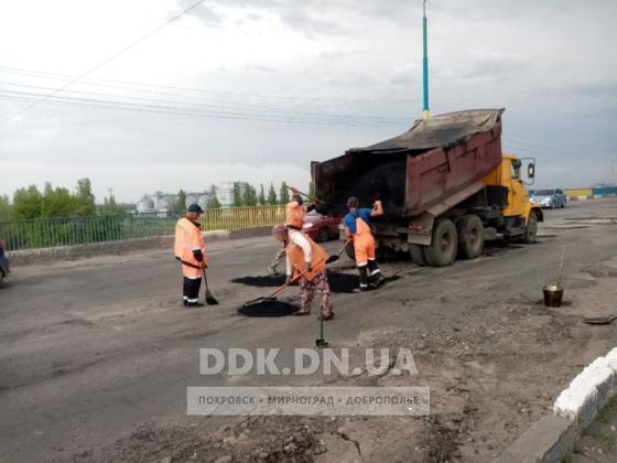 В Покровске ремонтируют "Димитровский мост": пока только ямочно (фото)