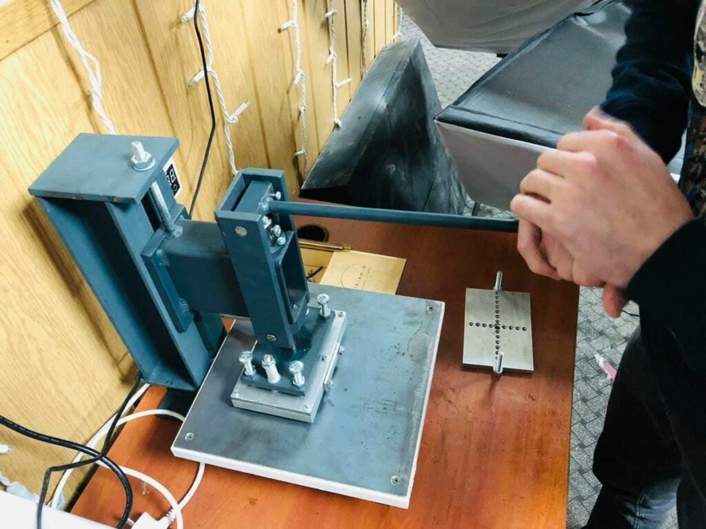 мариуполец продает изделия ручной работы в Европу
