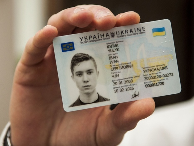 Нам знадобиться десь ₴40 тисяч: мешканка ОРДЛО розповіла, як збирає на поїздку за української ID-картою синові