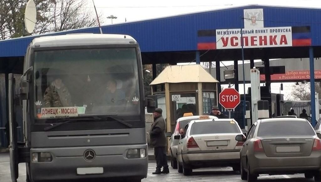 На КПП "Успенка" виникли складнощі з пропуском транспорту: жителі ОРДО очікують пропуск по 12 годин