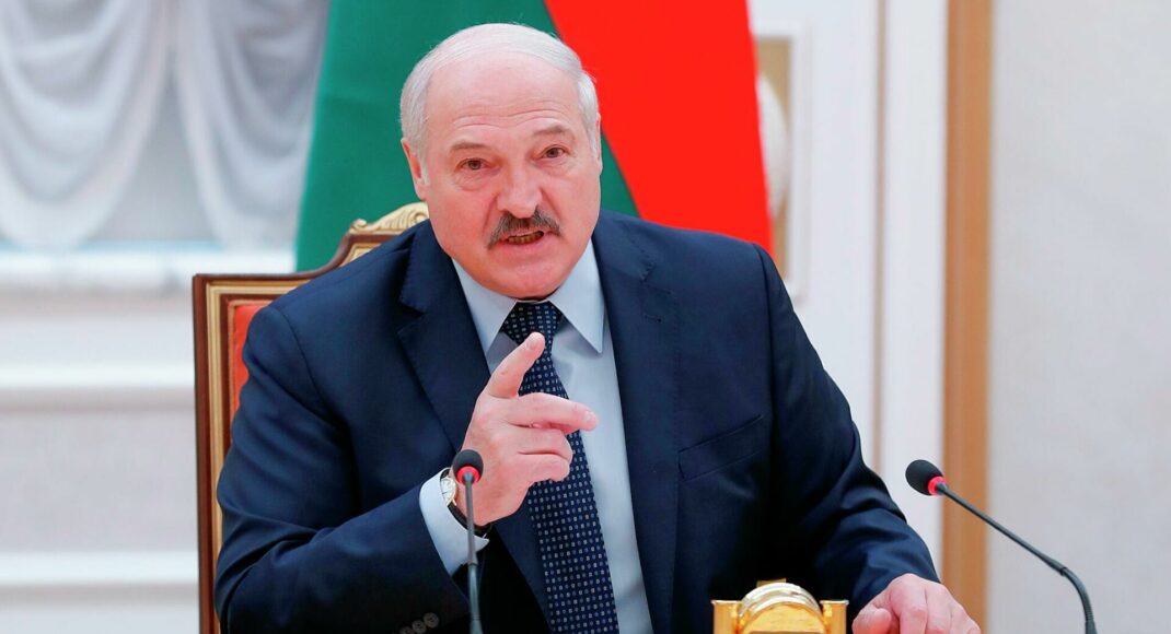 Лукашенко заявил о попытках переброски мигрантам оружия из Донбасса