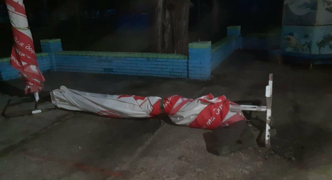 У парку Старобільська орудували вандали-підлітки: наслідки (фото)