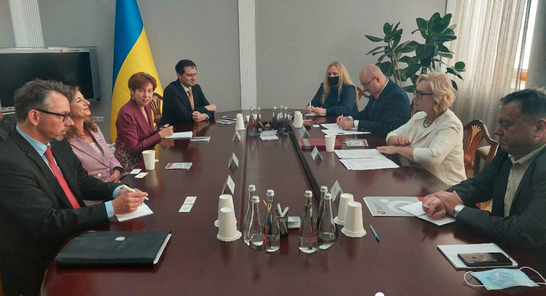 Денісова зустрілася з директором Міжнародної комісії: обговорили долю зниклих безвісти українців в ОРДЛО