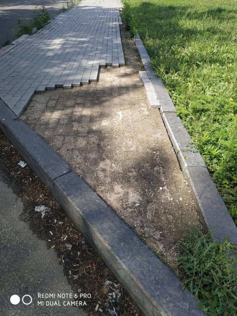 На ЖД вокзале в оккупированном Донецке воруют тротуарную плитку. Фото: Донпресс