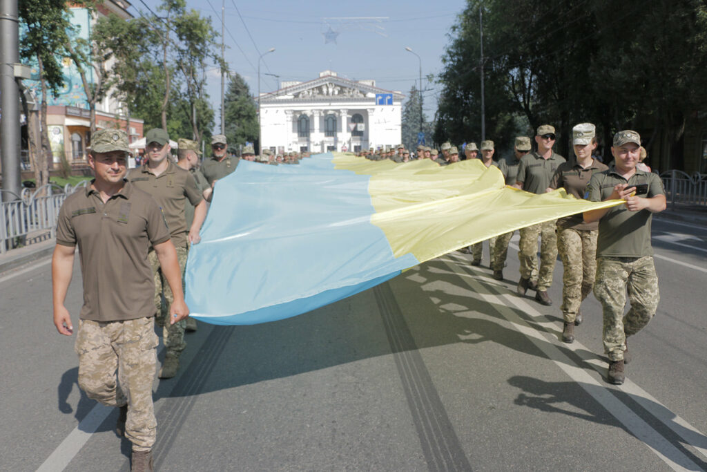 В Мариуполе развернули Государственный флаг Украины длиной в 128 метров