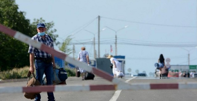 Росія не пропускає підлітків, беруть штрафи та виганяють назад у "ДНР": жителі про пропуск на КПП РФ