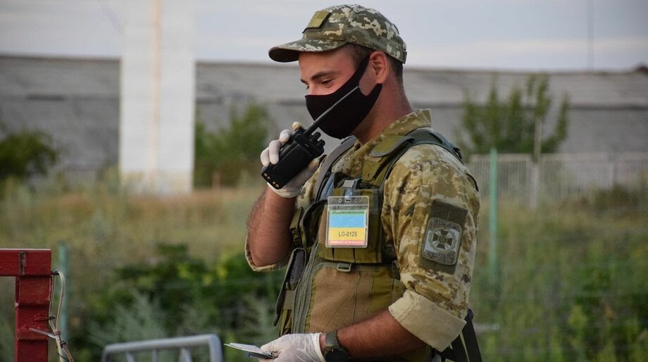 Вчера на линии соприкосновения на Донбассе пропускали через КПВВ "Станица Луганская" и "Марьинка"