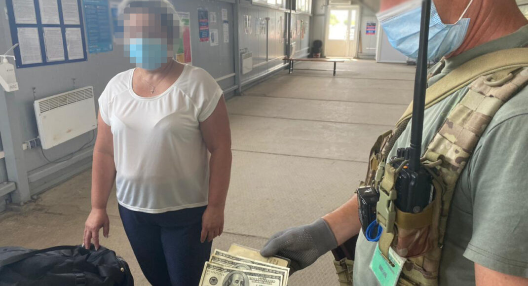 Через КПВВ "Новотроицкое" пытались провезти 10 тысяч долларов за взятку