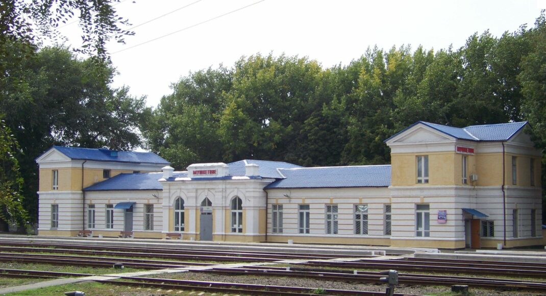 В окупованому Донецьку в районі залізничної станції стався вибух. Пожежу видно в центрі міста