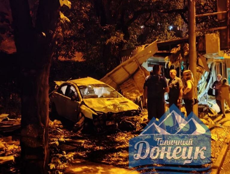В оккупированном Донецке произошло ДТП: автомобиль разбил в МАФ (видео)