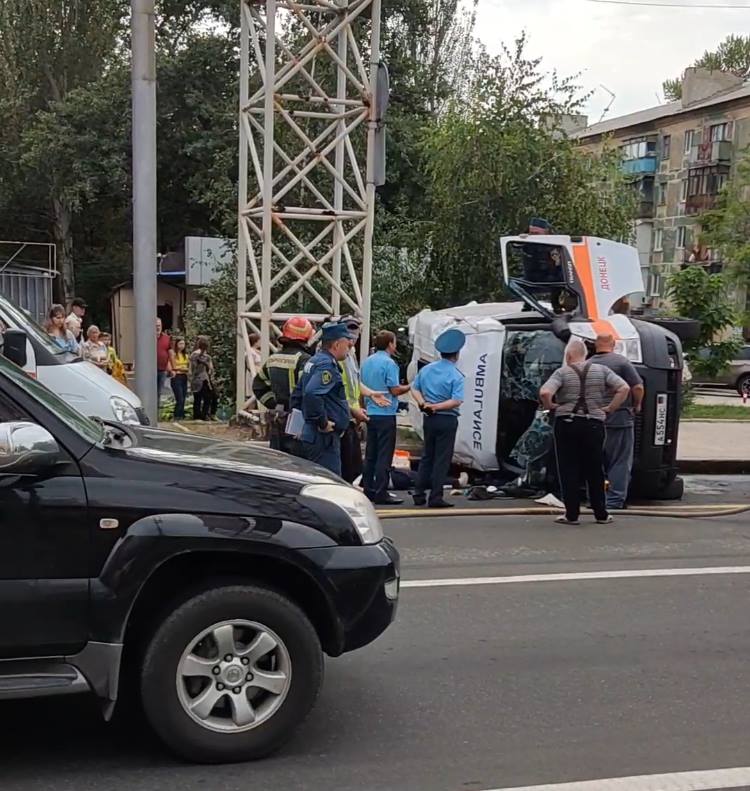 В центре оккупированного Донецка скорая помощь столкнулась с микроавтобусом: есть погибшие и пострадавшие (видео)
