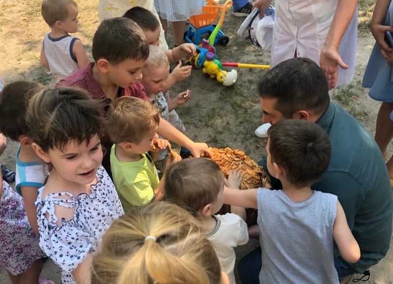 На Луганщине испекли каравай в честь миллионной тонны урожая и отвезли в дом ребенка: фото