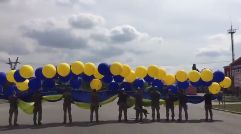Украинские защитники отправили государственный флаг в сторону Луганска
