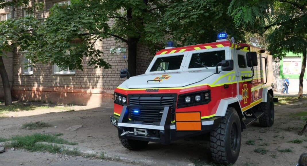 В Мариуполе пиротехники ГСЧС изъяли из подвала взрывоопасные предметы (видео)