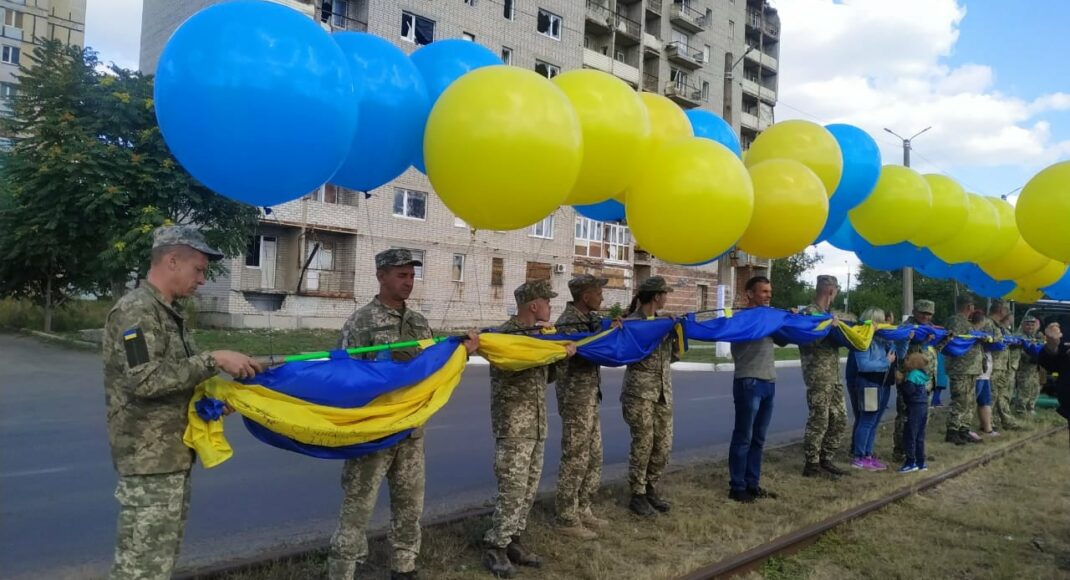 Из Авдеевки в небо над оккупированным Донецком запустили огромный флаг Украины (фото)