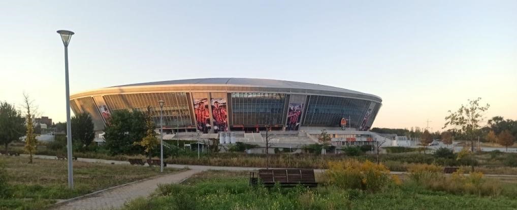 В ОРДО показали зарослий бур'янами парк біля Донбас-Арени (фото)