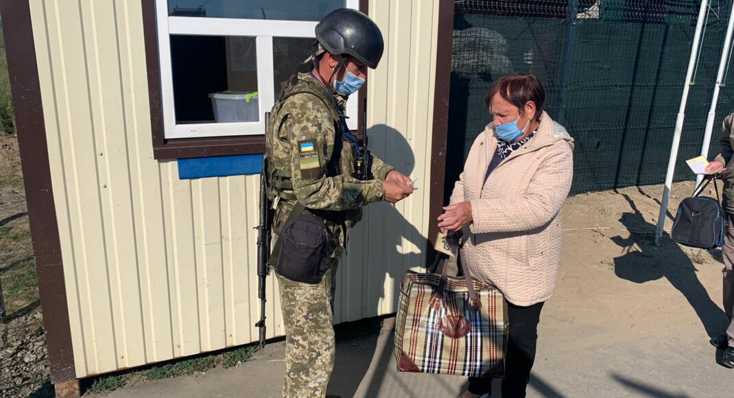 Жители ОРДЛО с сертификатами о вакцинации могут не проходить самоизоляцию при пересечении КПВВ