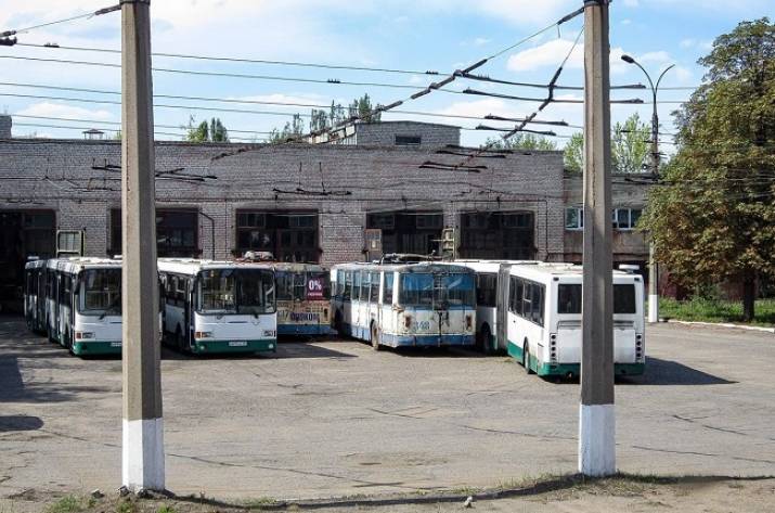В окупованому Алчевську показали фото іржавіючих автобусів із Санкт-Петербурга