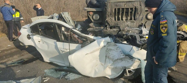 В ОРДО вантажівка членів НЗФ розчавила автомобіль з родиною з трьох осіб: загинула дитина (фото)