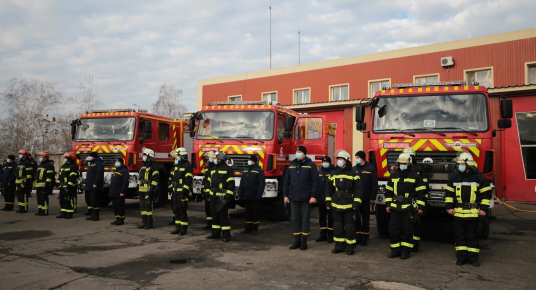 На Луганщине спасателям передали три пожарных автомобиля