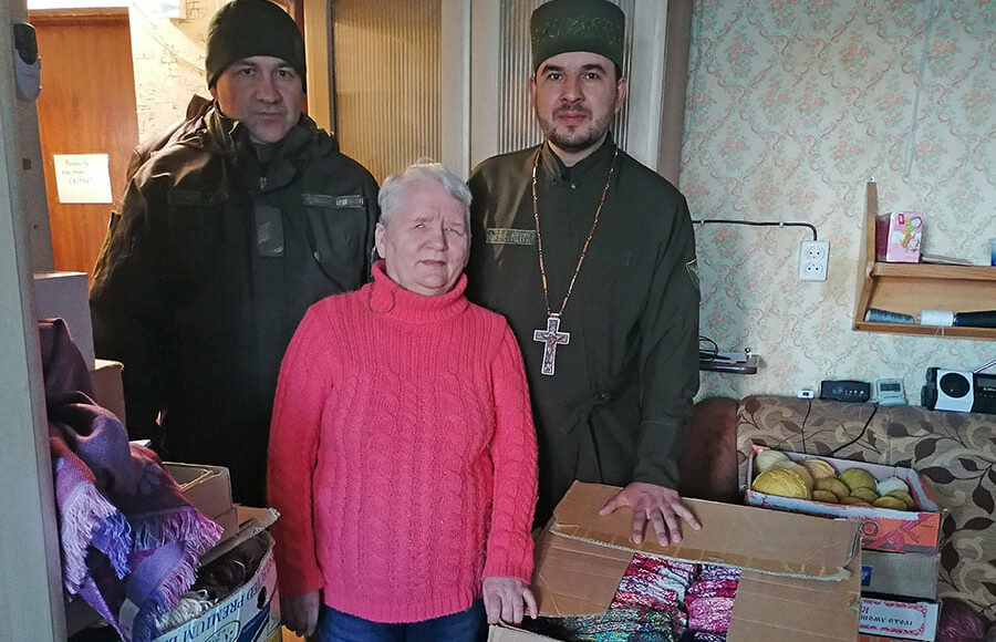 Бійці Нацгвардії у зоні ООС отримали партію рукавиць, пов'язаних незрячою волонтеркою (фото)