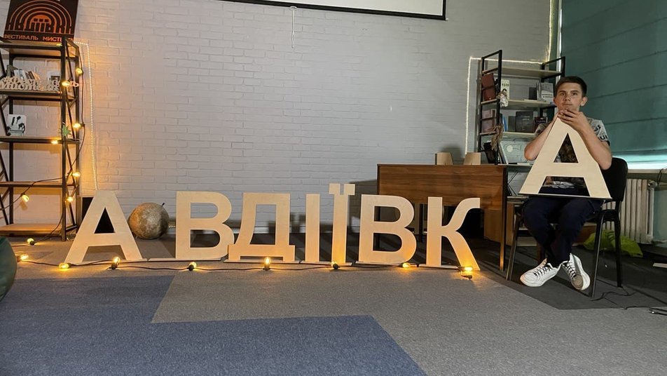 Хочу собирать большие стадионы: 13-летний музыкант из прифронтовой Авдеевки учит детей игре на барабанах