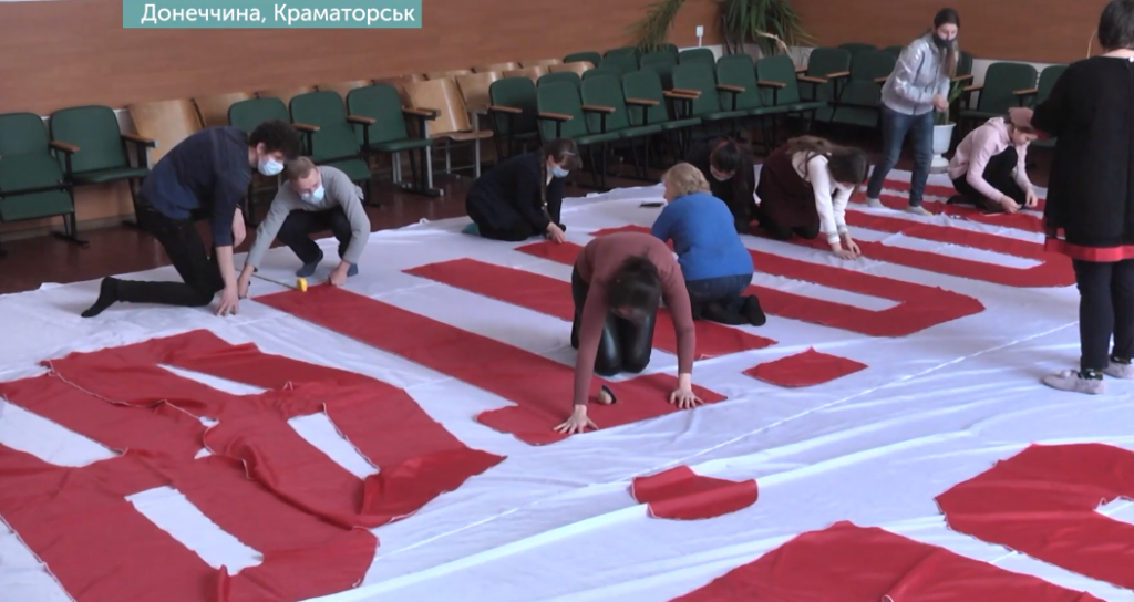 У Краматорську волонтери шиють банер з написом "Свободу політв'язням", який привезуть до Києва і запустять над Кримом (відео)