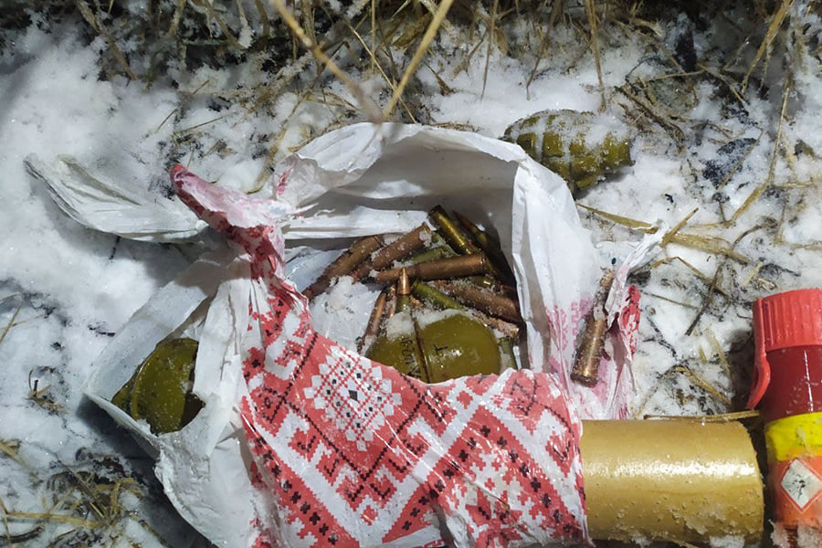 В Мариуполе гвардейская служебная собака обнаружила тайник с боеприпасами в снегу