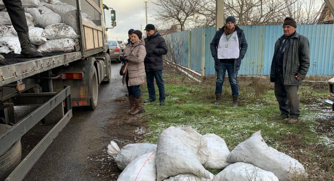 В прифронтовых селах Донетчины людям раздают брикеты для обогрева жилья