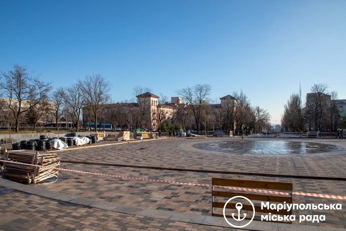В Театральном сквере Мариуполя откроют каток