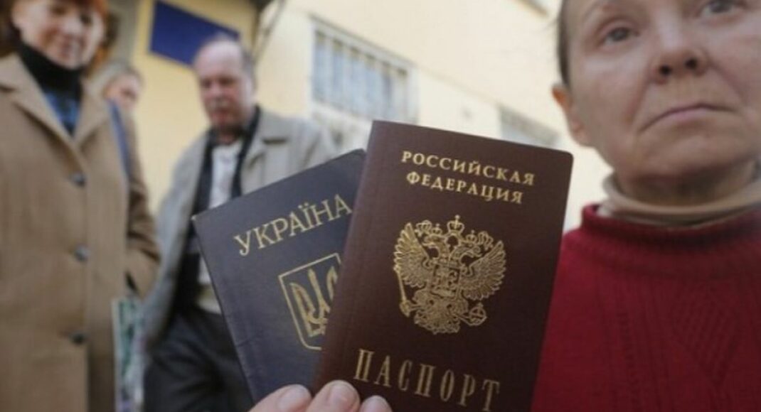 У Маріуполі окупанти зобов'язали всіх бюджетників здати українські паспорти, — Андрющенко