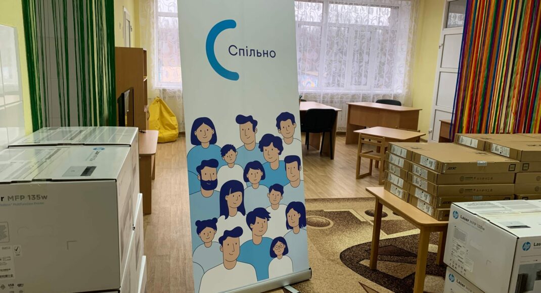 ЮНІСЕФ передав до навчальних закладів Слов'янська ноутбуки та принтери