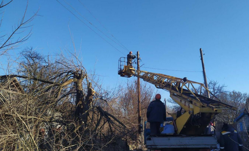 На Донеччині відновлено енергопостачання майже 90 населених пунктів після негоди