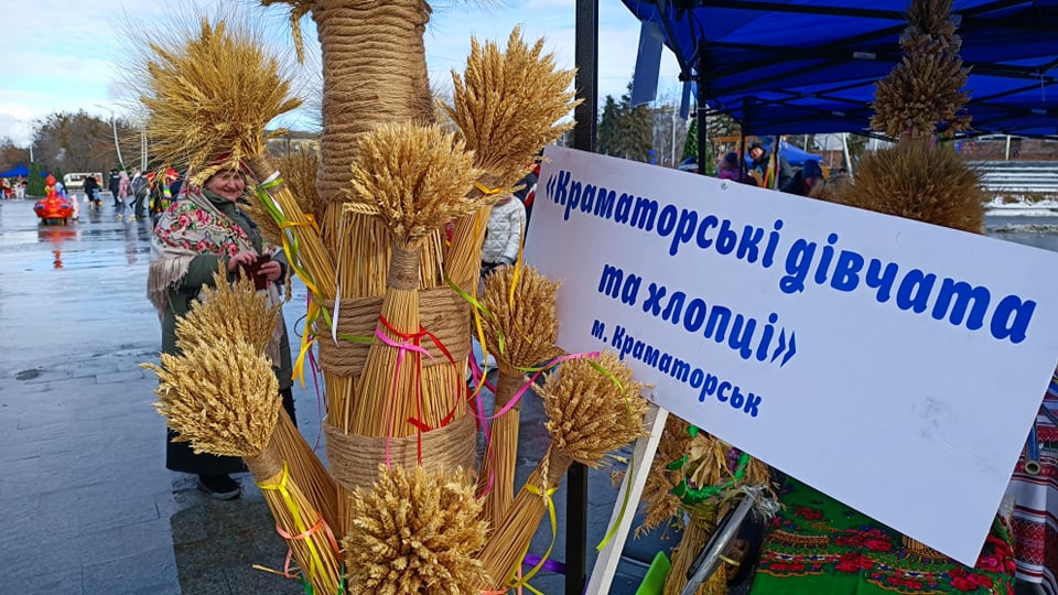 На центральной площади Краматорска проводят Різдвяний передзвін. Фото: Восточный Проект