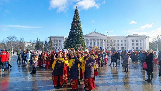 На центральной площади Краматорска проводят Різдвяний передзвін. Фото: Восточный Проект